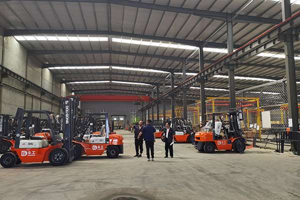 Manual transmission forklift