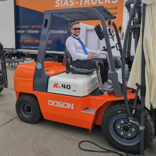 4WD rough terrain forklift 8800lb for sale - Image 2