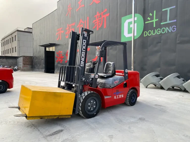 DOUGON 3.5 ton diesel forklift with high-visibility duplex mast for industrial lifting.